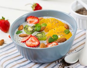 detox-petit-dejeuner-superaliments-sains-dans-bol-pudding-graines-chia-au-lait-amande-vegetalien-fraises-orange-kiwi kefir