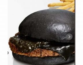 insolite-le-burger-noir-debarque-dans-les-fast-food-1410785782